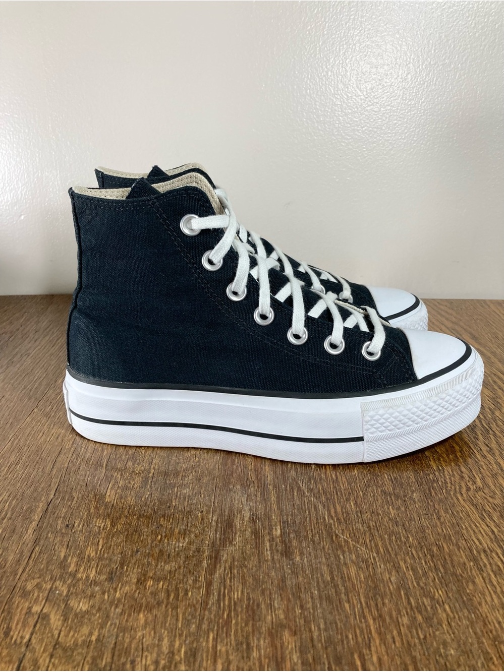 Converse CTAS Lift High Top Sneaker Women’s Size 5.5 Black